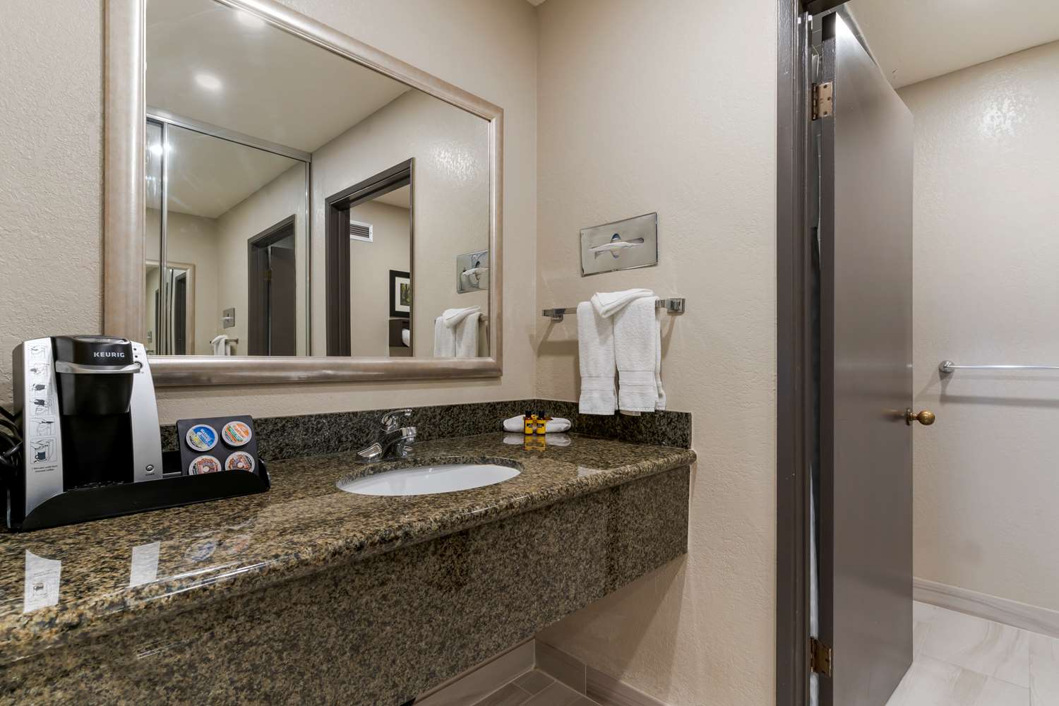 Best Western Plus Forest Park Inn 53/53