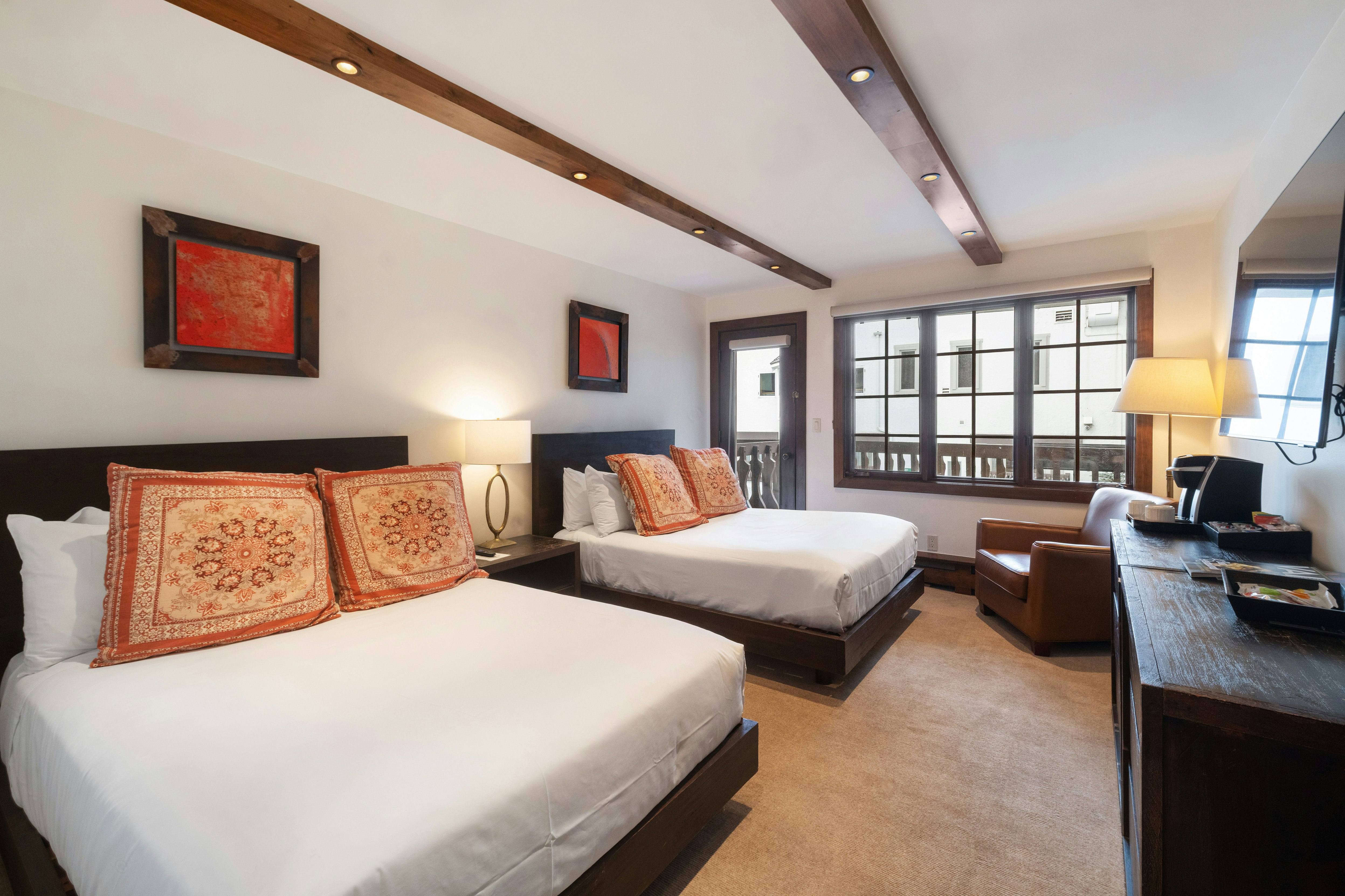 DELUXE, 2 QUEEN BEDS