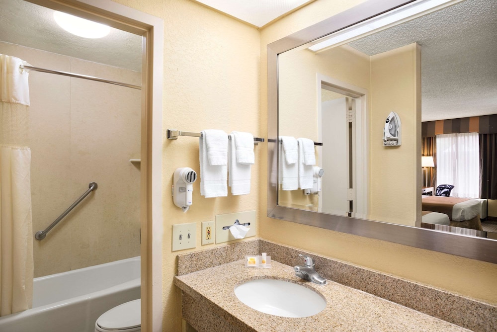Days Inn By Wyndham Jacksonville Airport 21/31