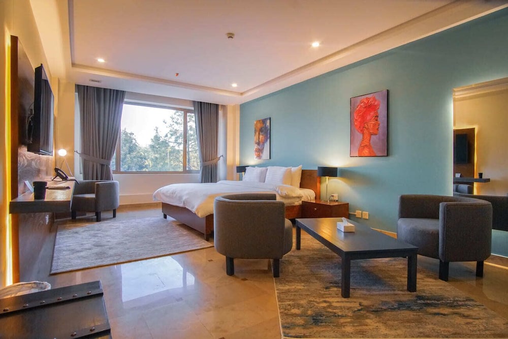 Roomy Signature Hotel 36/40