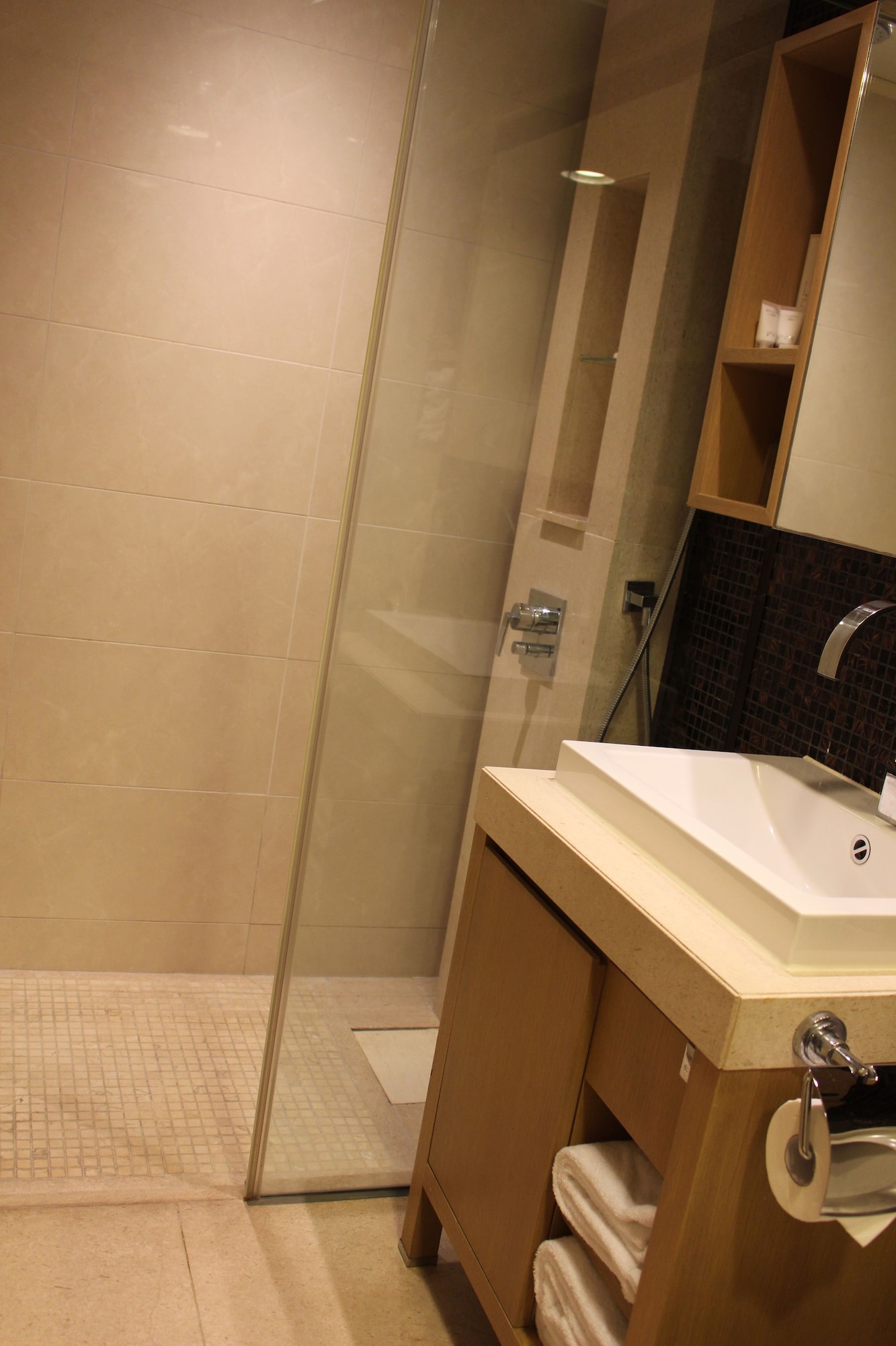 غرفة بسريرين منفصلين بإطلالة على الجبل، Royal View Hotel 5/7