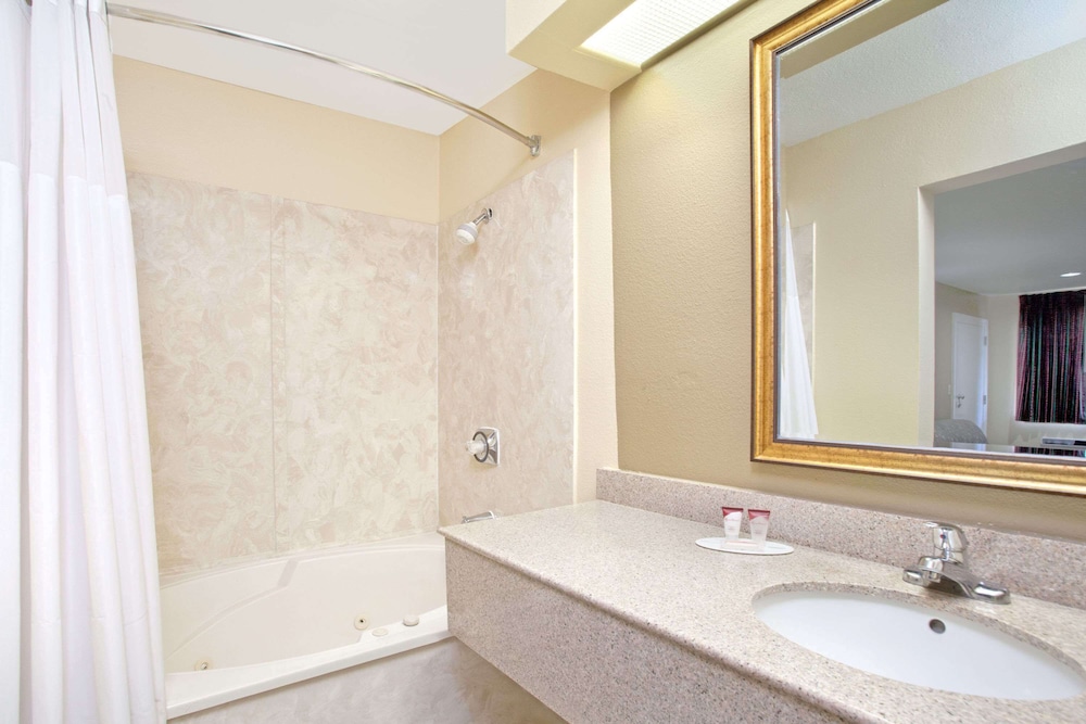 Days Inn by Wyndham Kerrville 8/22