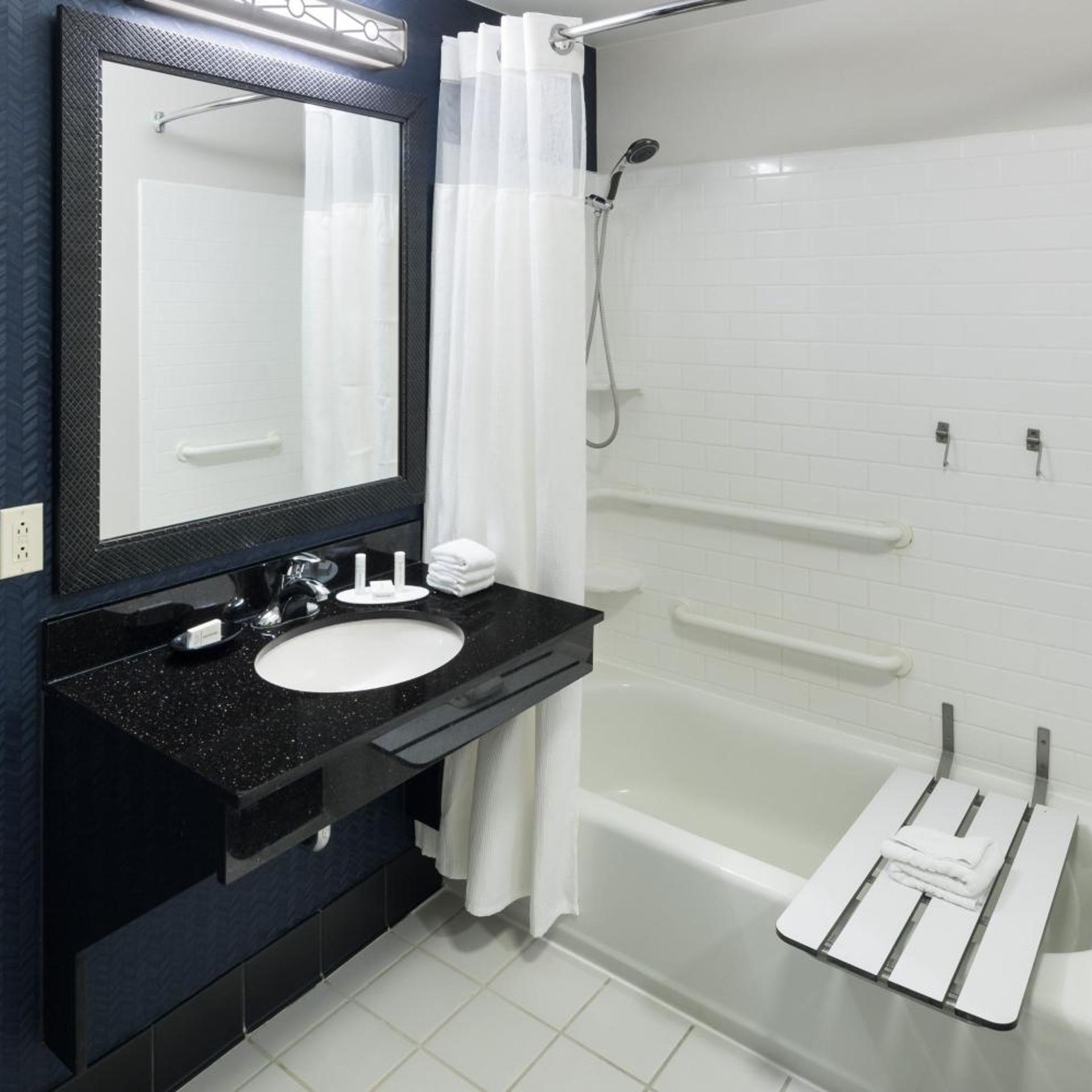 غرفة بسرير كينج بحوض استحمام لذوي الإعاقة، Fairfield Inn And Suites Orlando At Seaworld 4/10