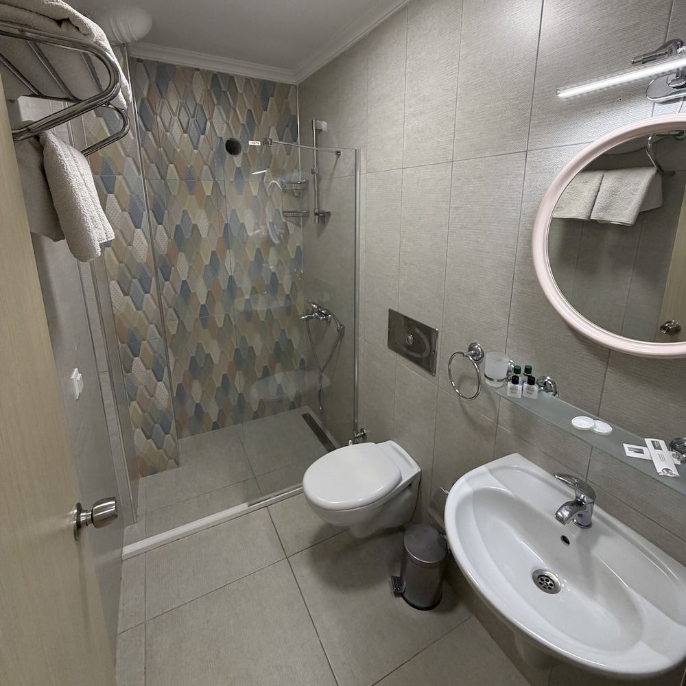 Arya Hotel 67/68