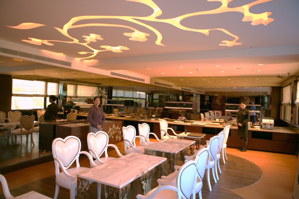 MONARCH SKYLINE HOTEL 30/48