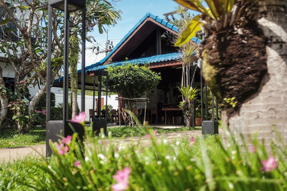 Phuket Airport Hotel 49/74