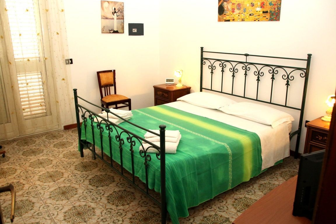ROOM, DOUBLE BED