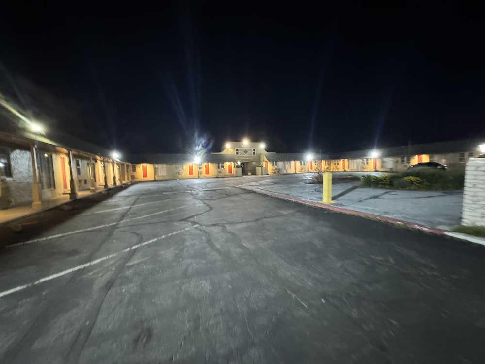 The Oaks Motel 8/10