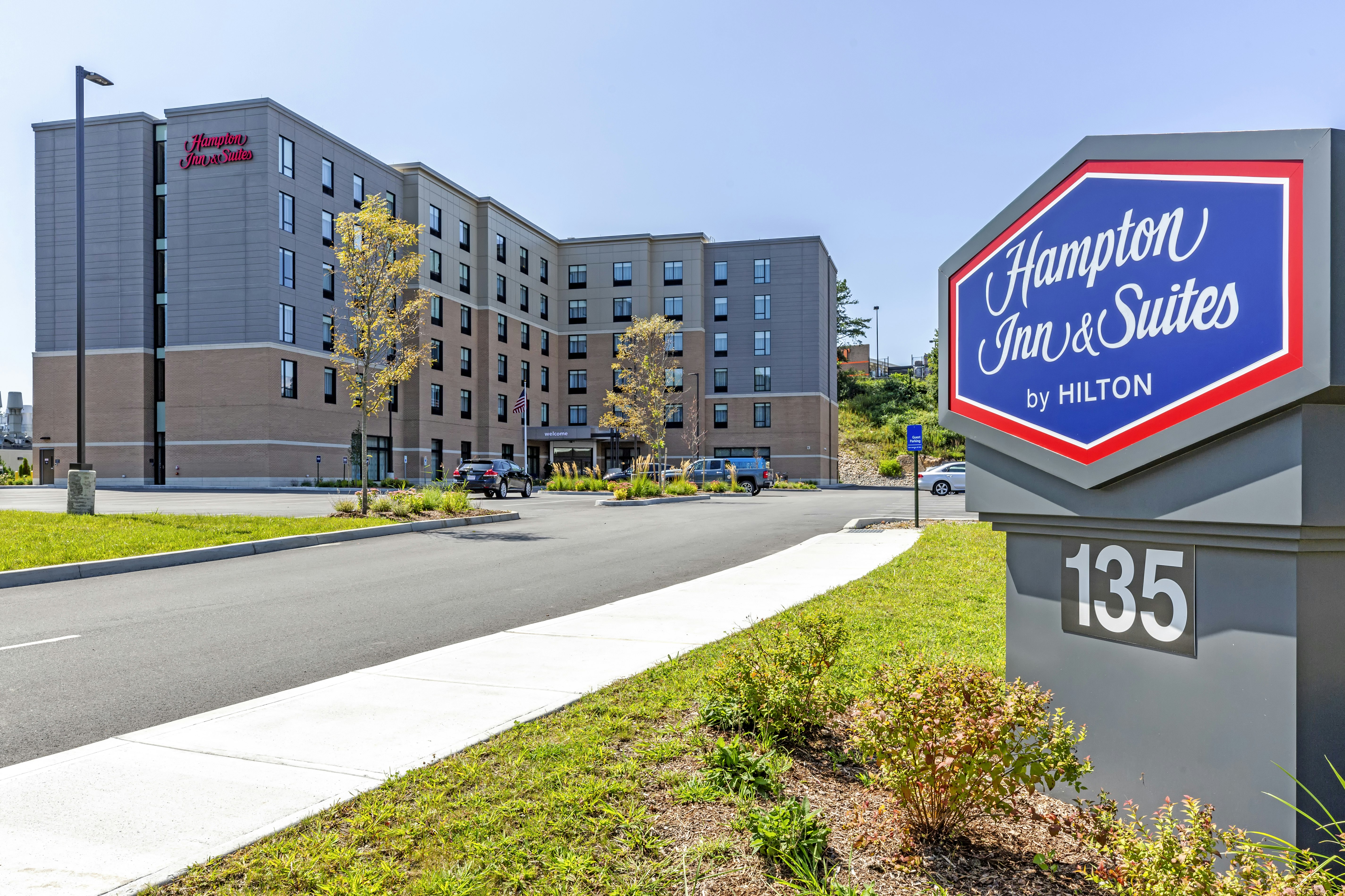 Hampton Inn & Suites Boston/Waltham 24/28