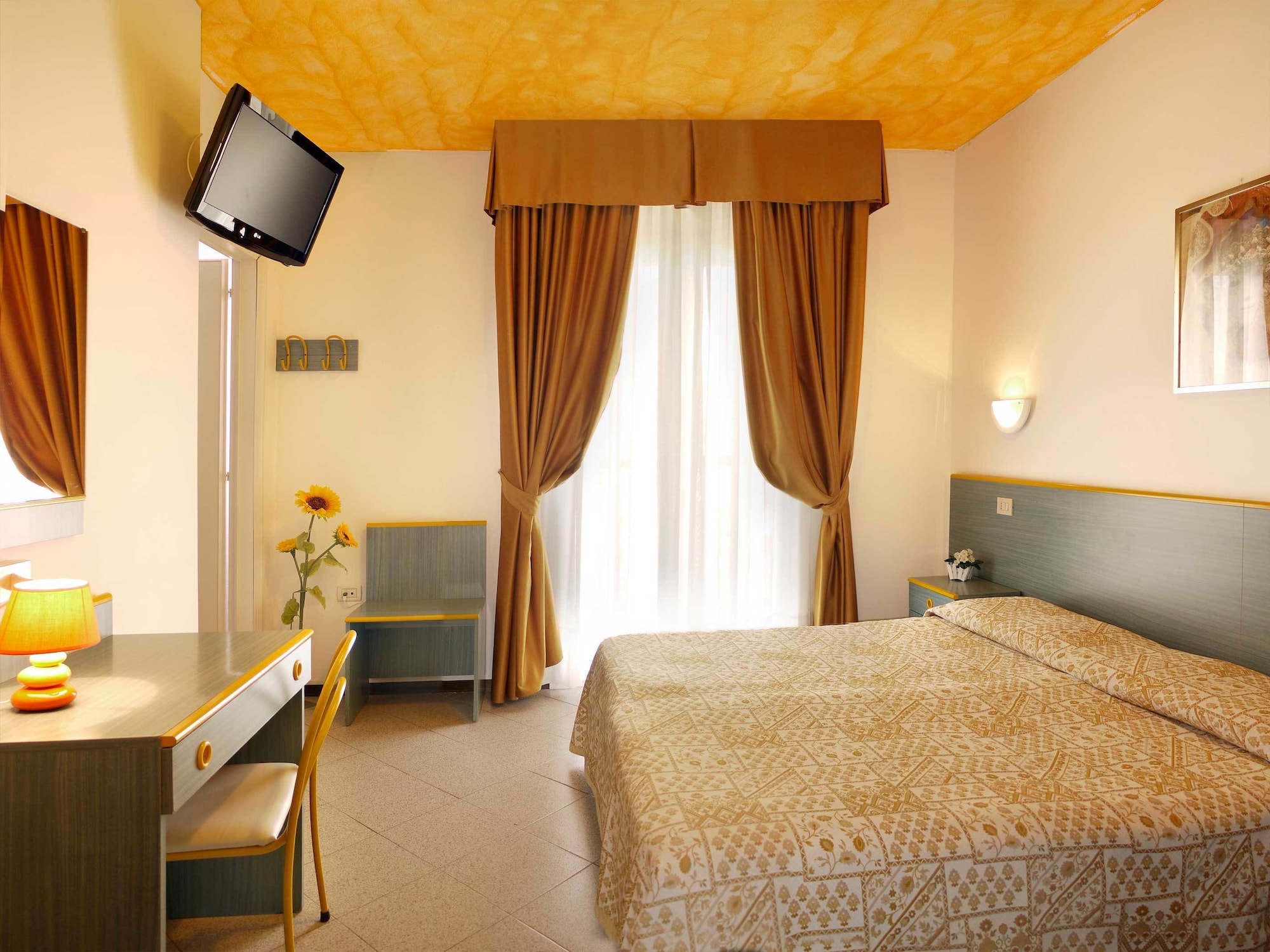 ROOM, DOUBLE BED