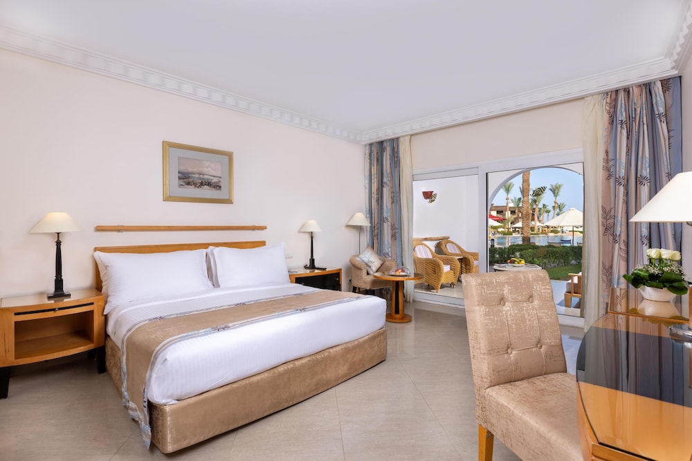 ROOM, KING BED, POOL VIEW
