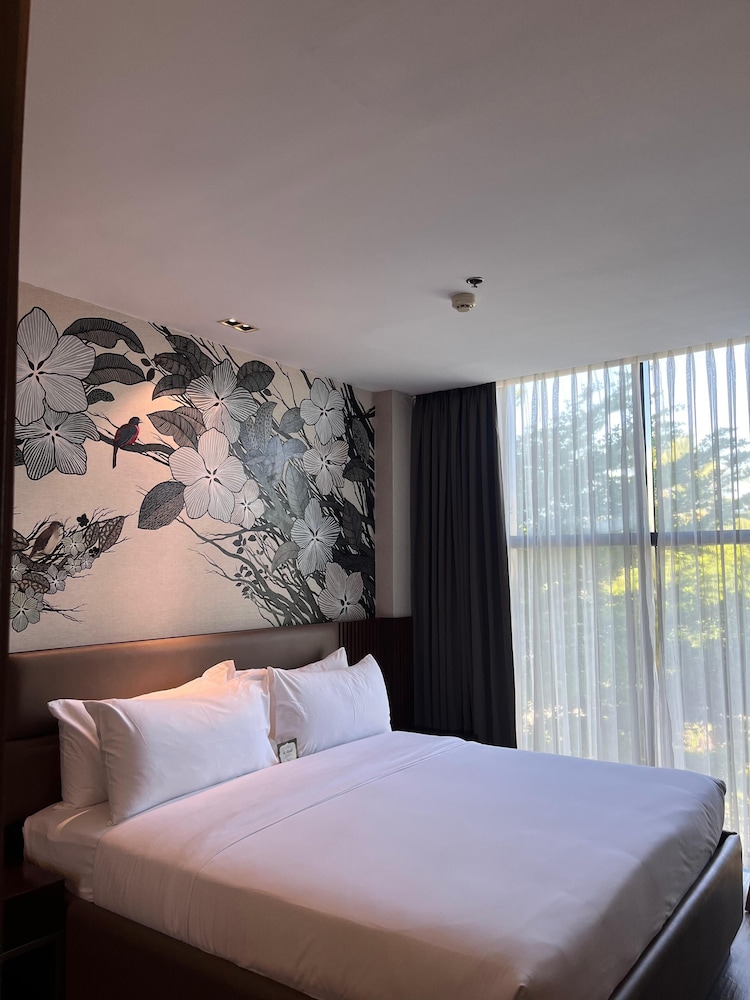 The Henry Hotel Roost Bacolod 29/93