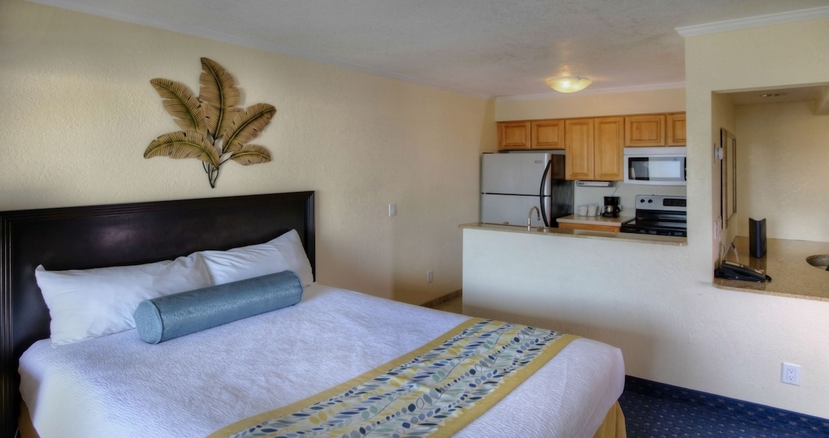 2 Bedrooms, Suite, Pool or Bay View