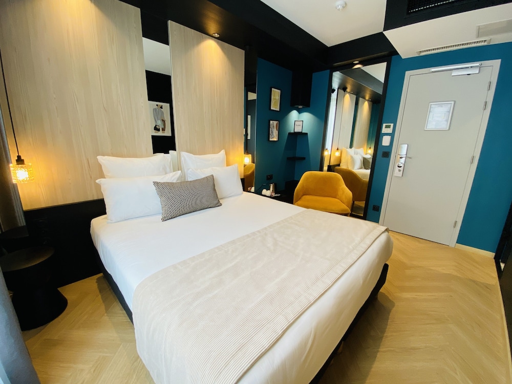 ROOM, DOUBLE BED