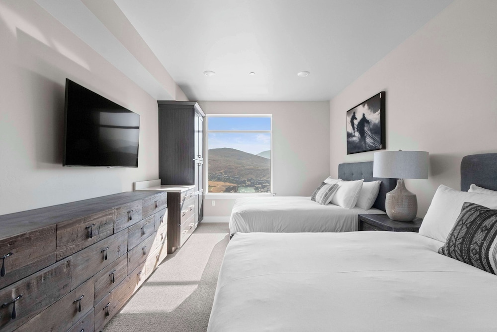 جناح بسرير كينج وسريرين كوين بإطلالة على الجبل بغرفتي نوم مع أريكة، Black Rock Mountain Resort 5/7