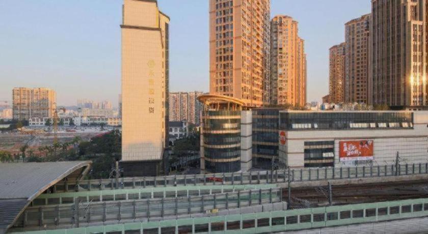 Vienna Hotel (Shenzhen Qinghu Metro Station) 48/54