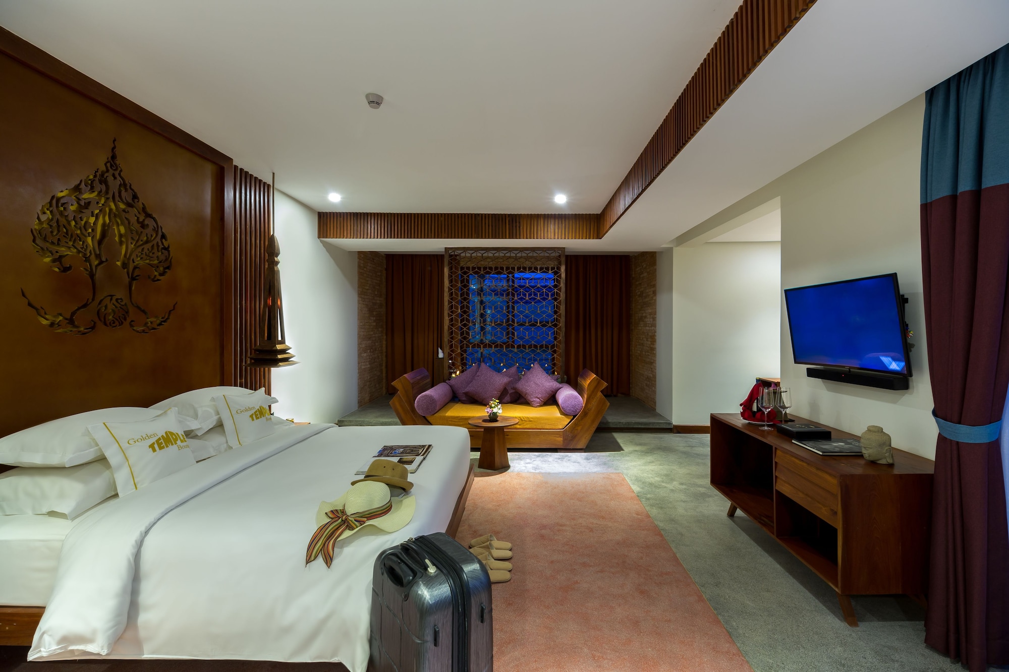 Courtyard, Suite, King Bed, Garden and Pool View, Living Area, Balcony, Bathtub