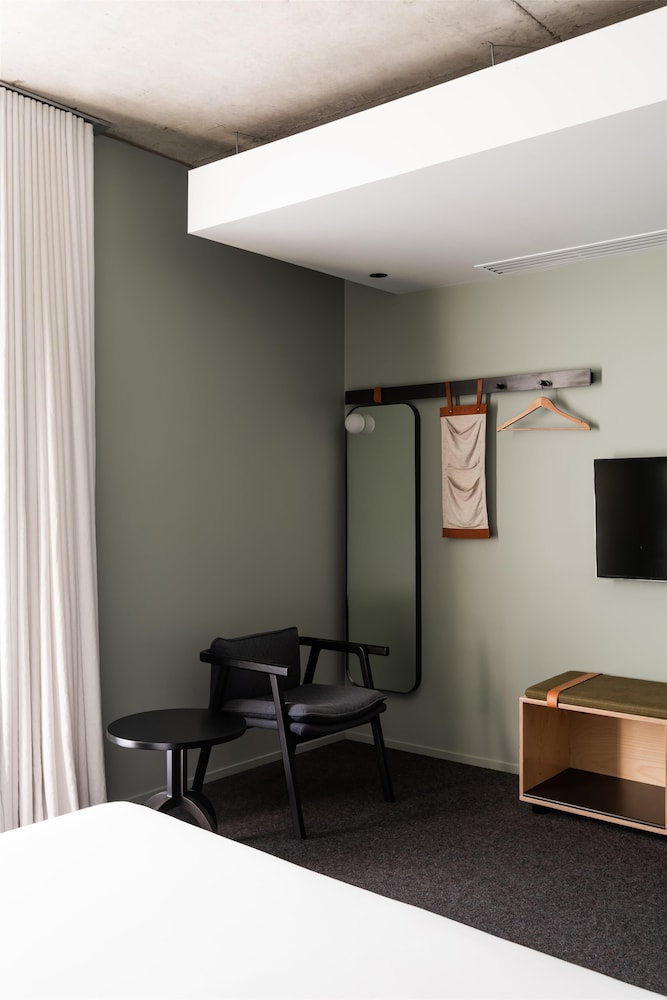Alex Hotel Perth 63/72