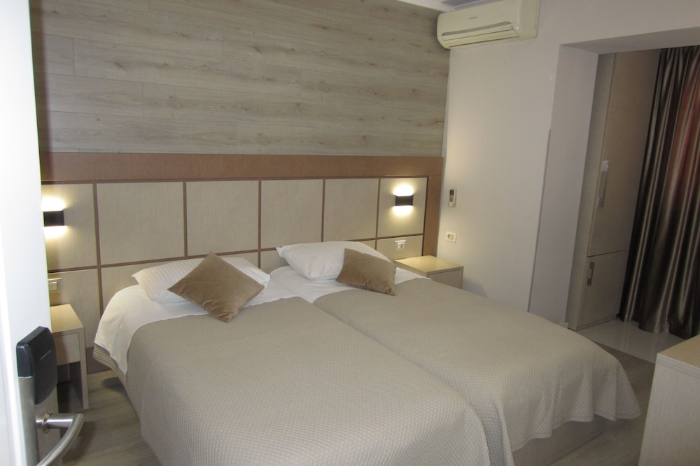 ROOM, QUADRUPLE
