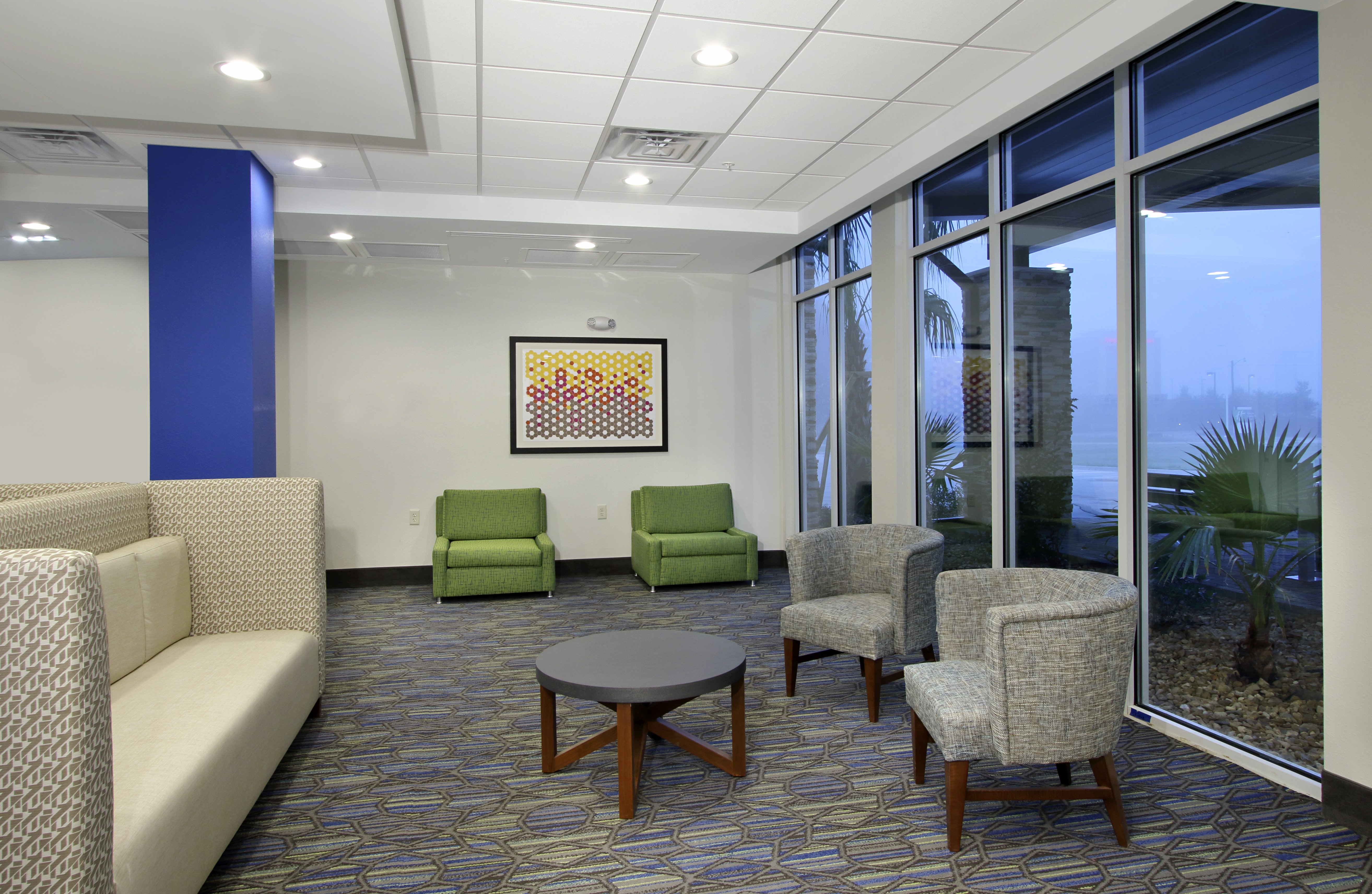 Holiday Inn Express Suites Columbus North 37/54