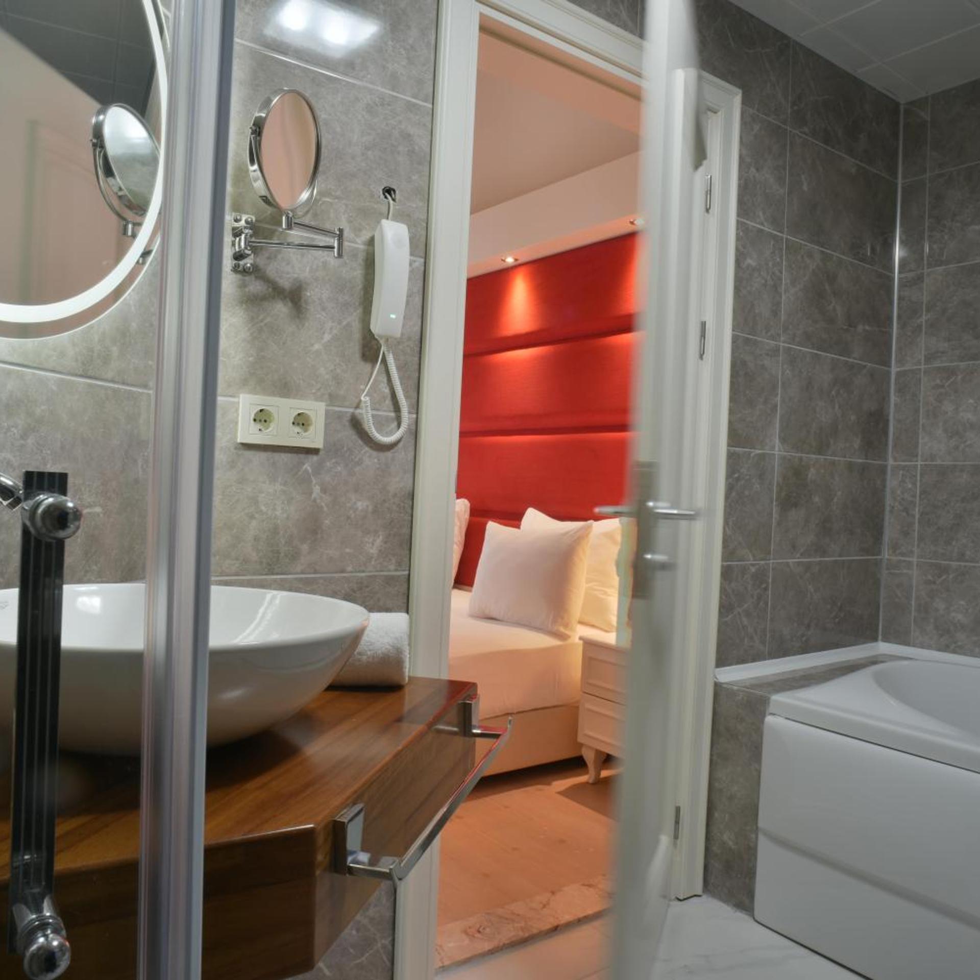 جناح بسرير كينج بجاكوزي، Baga Hotel 8/8