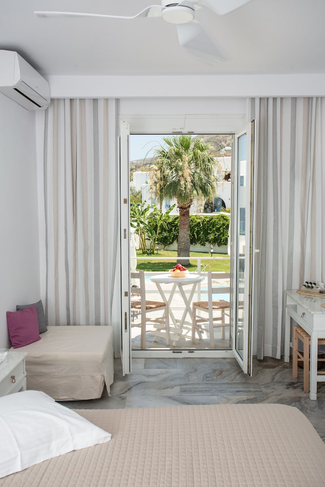 Polos Hotel Paros 37/90