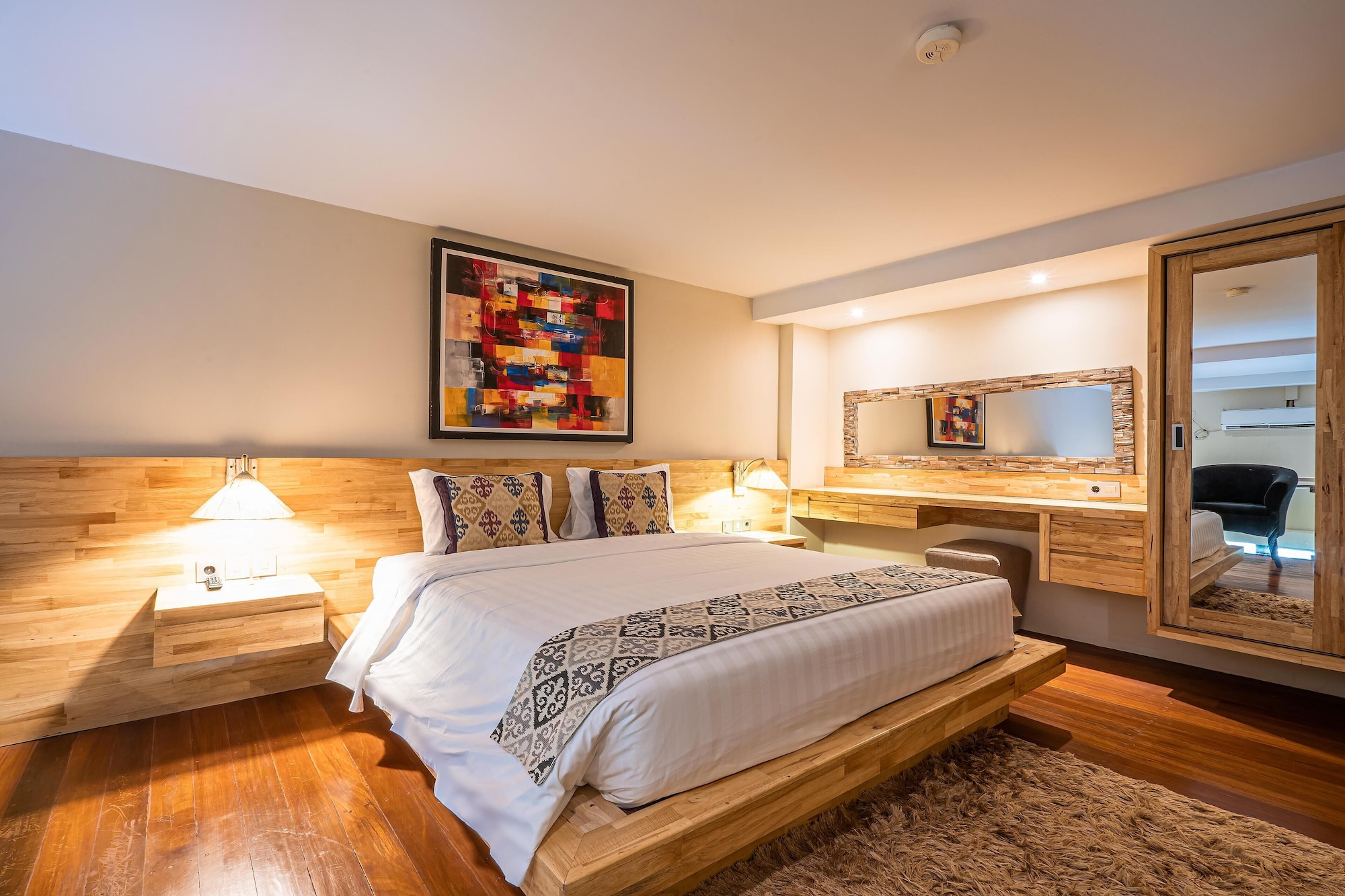 Suite, Pool View