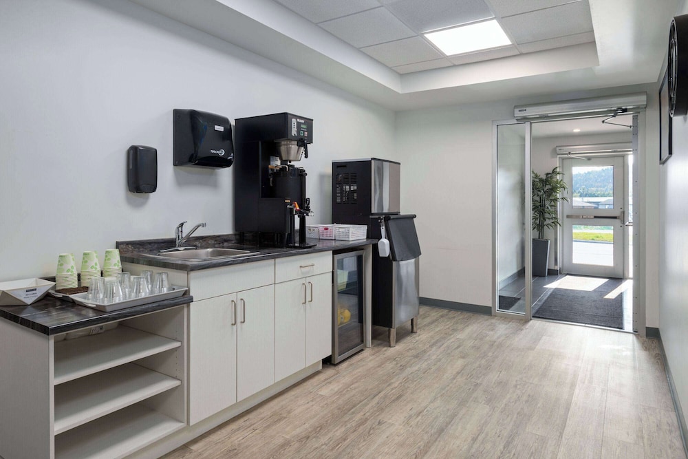 Travelodge by Wyndham Marathon 6/17