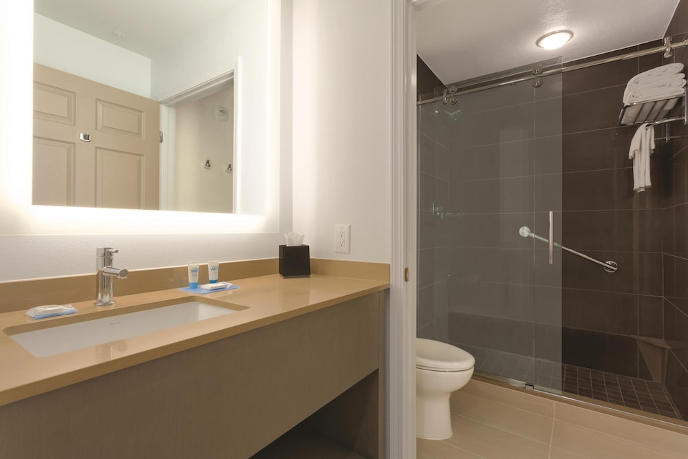 Hyatt House Cypress Anaheim 69/72