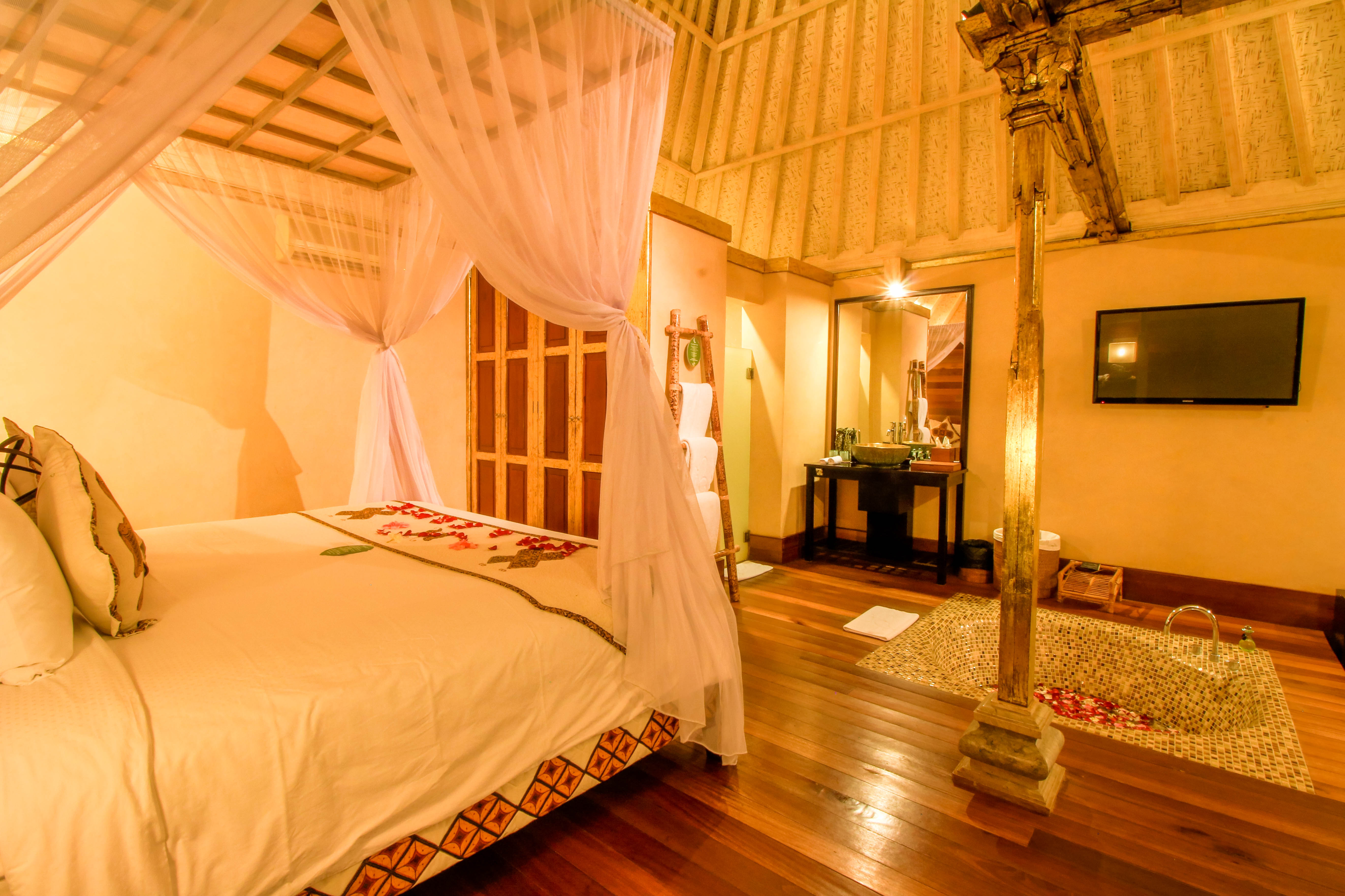 2 Bedrooms, Pool