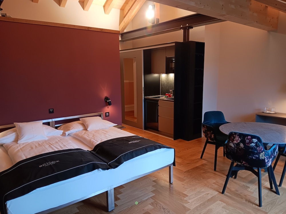 DELUXE, STUDIO