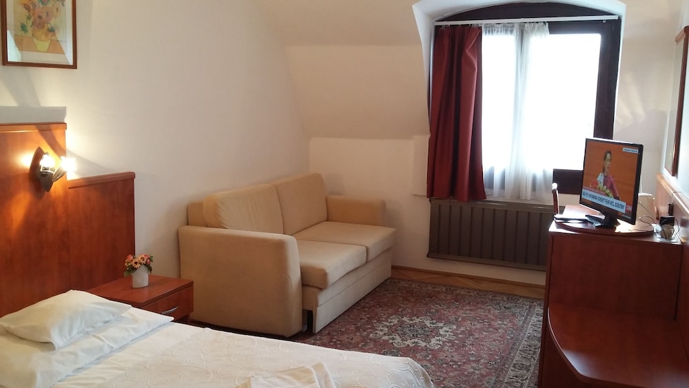 Helios Hotel Pension 19/73