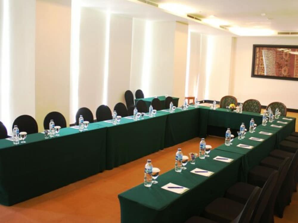 Sintesa Peninsula Hotel 37/40