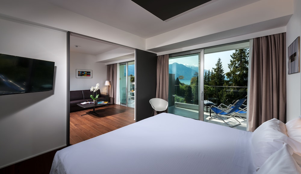DELUXE, SUITE, LAKE VIEW