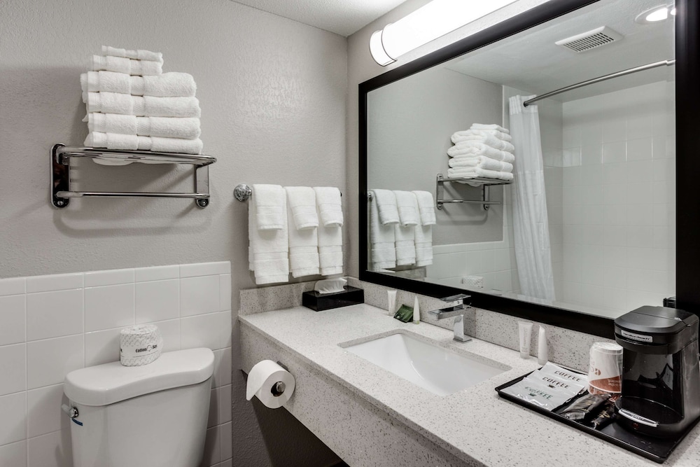 Days Inn & Suites by Wyndham Spokane 22/23