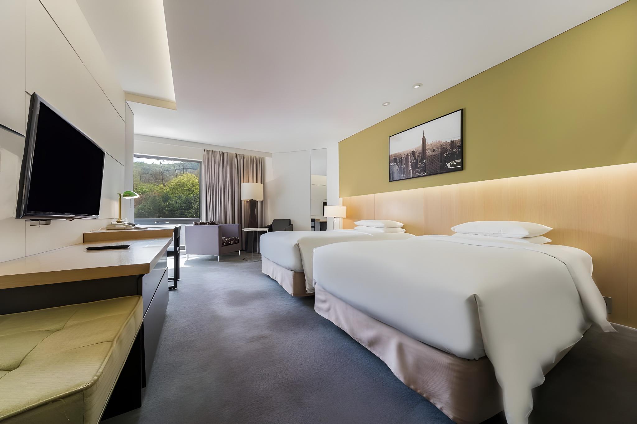 Swiss, Deluxe, Twin Beds