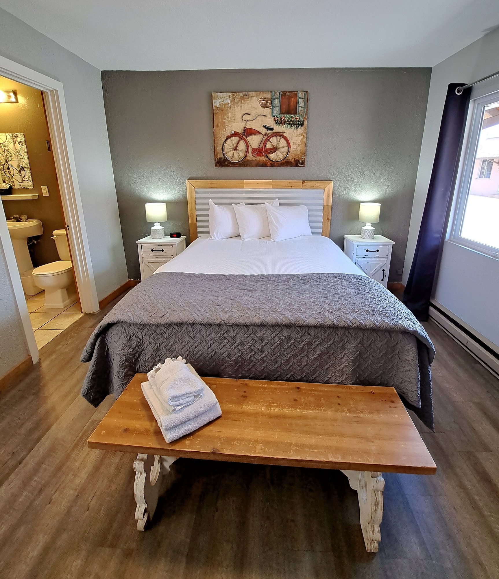 SIGNATURE, SUITE, KITCHENETTE