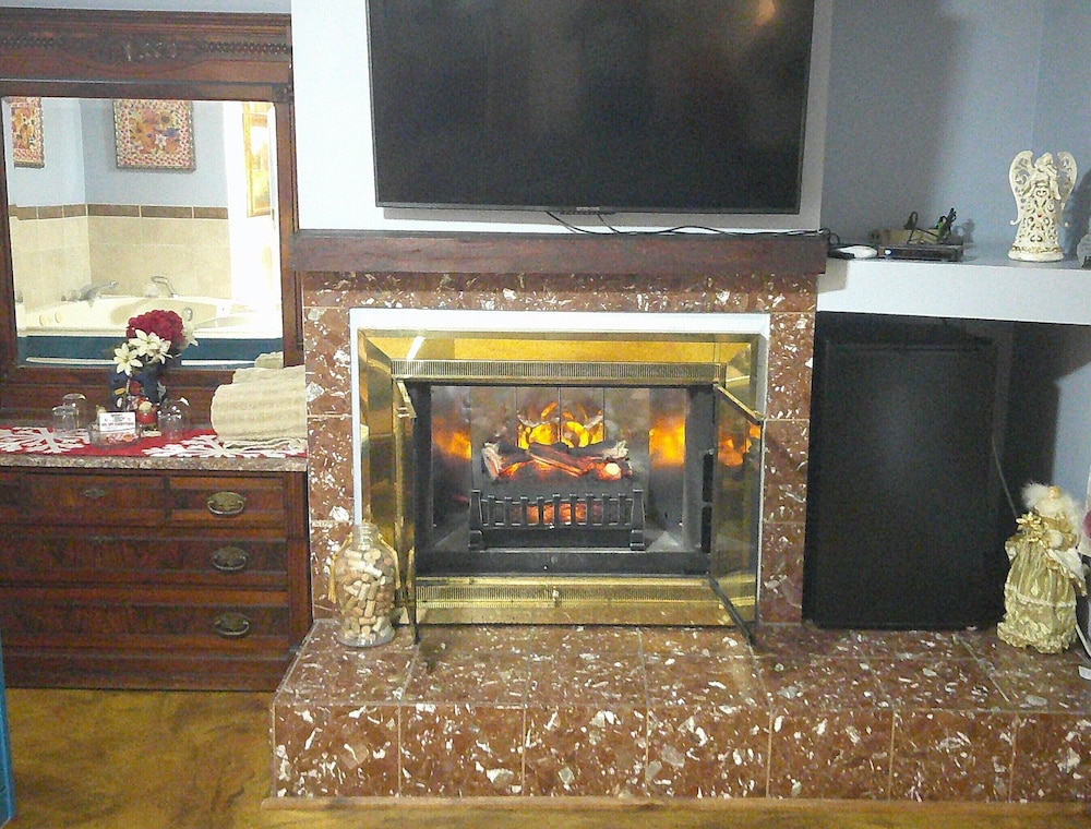 Lil Black Bear Inn 14/74
