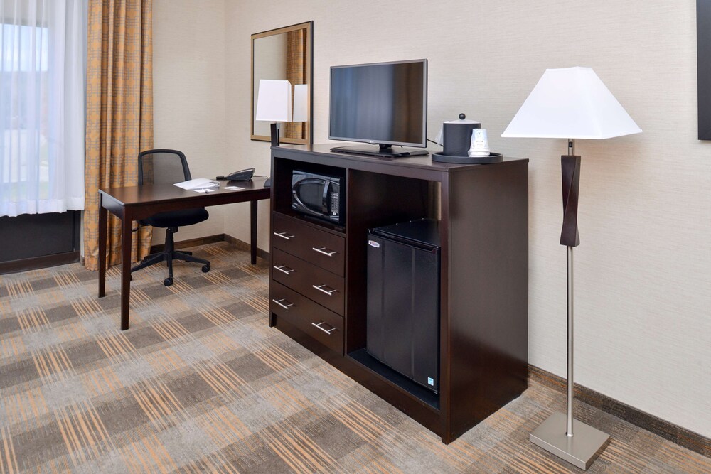 Hampton Inn & Suites California University-Pittsburgh 34/45
