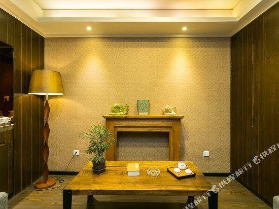 Elegant Hotel 13/48