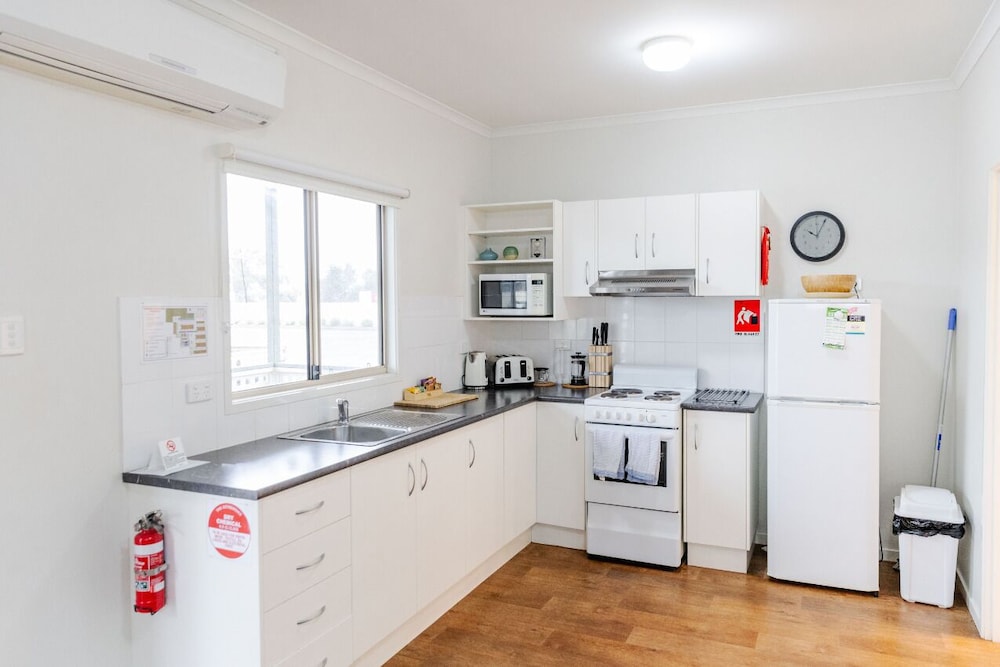 Sundowner Cabin And Tourist Park 25/50