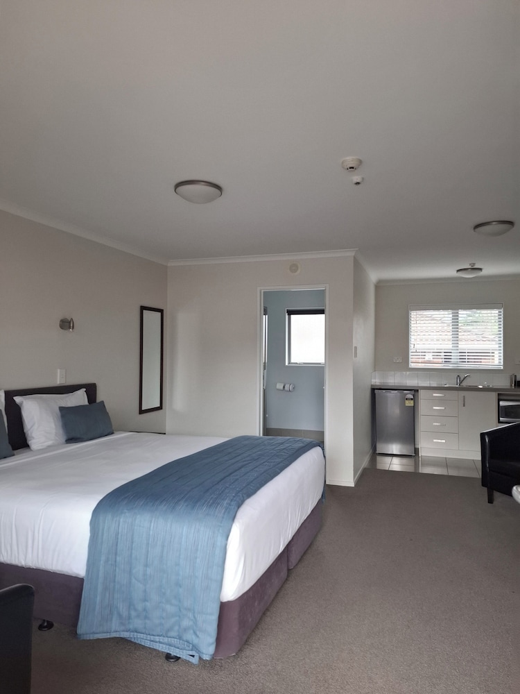 EXECUTIVE, STUDIO, KITCHENETTE