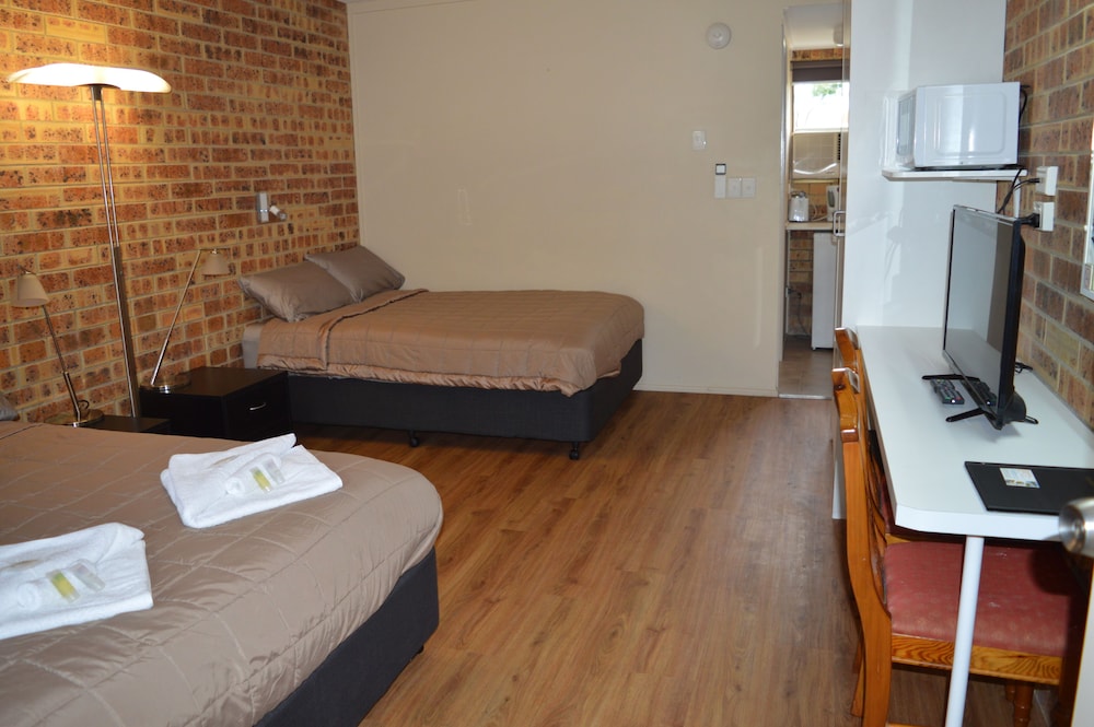 Golden Beach Motor Inn 20/45