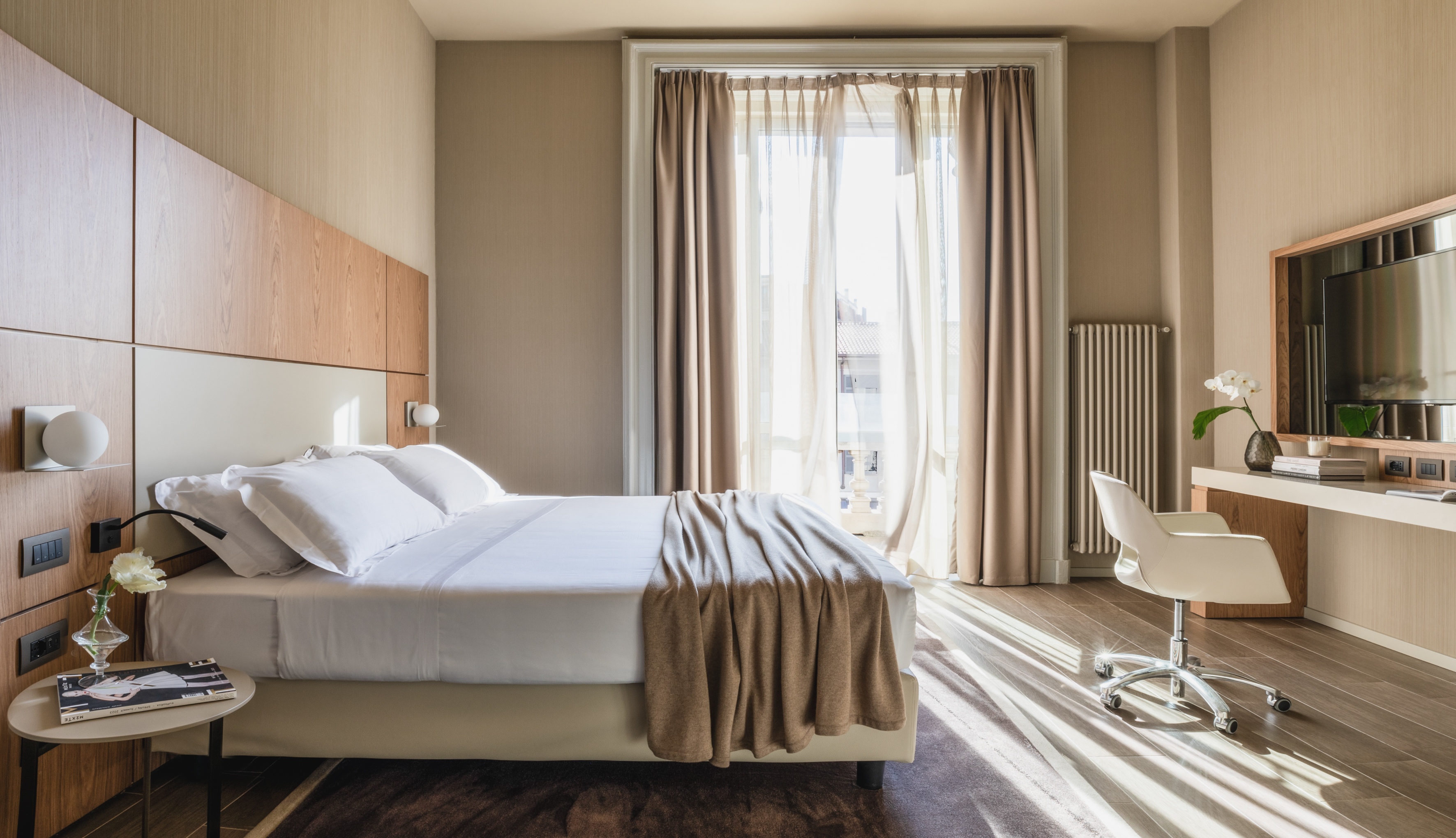 DELUXE, KING BED