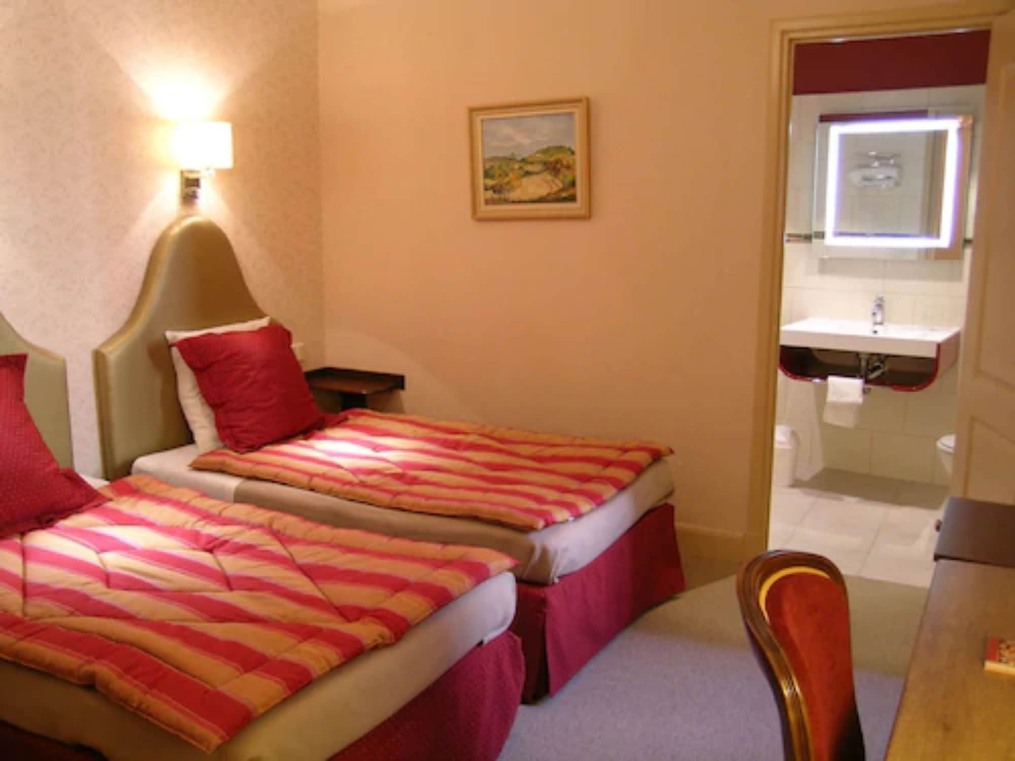 Comfort, Triple, 1 Queen and 1 Single Bed