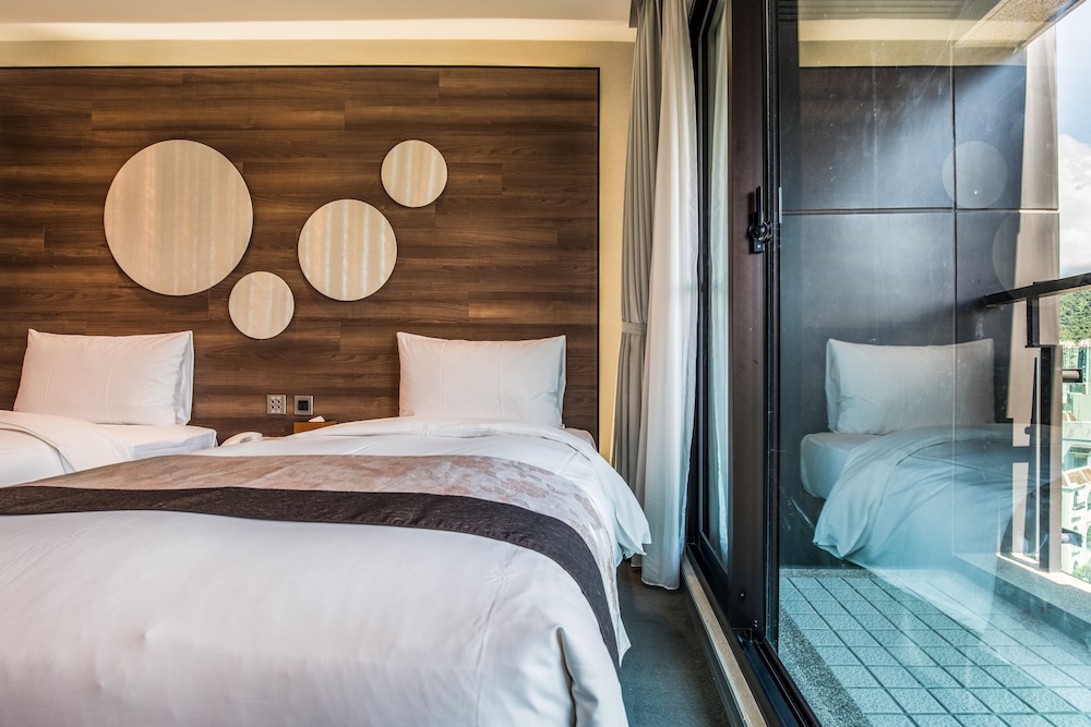 ROOM, TWIN BEDS, TAIPEI 101 VIEW