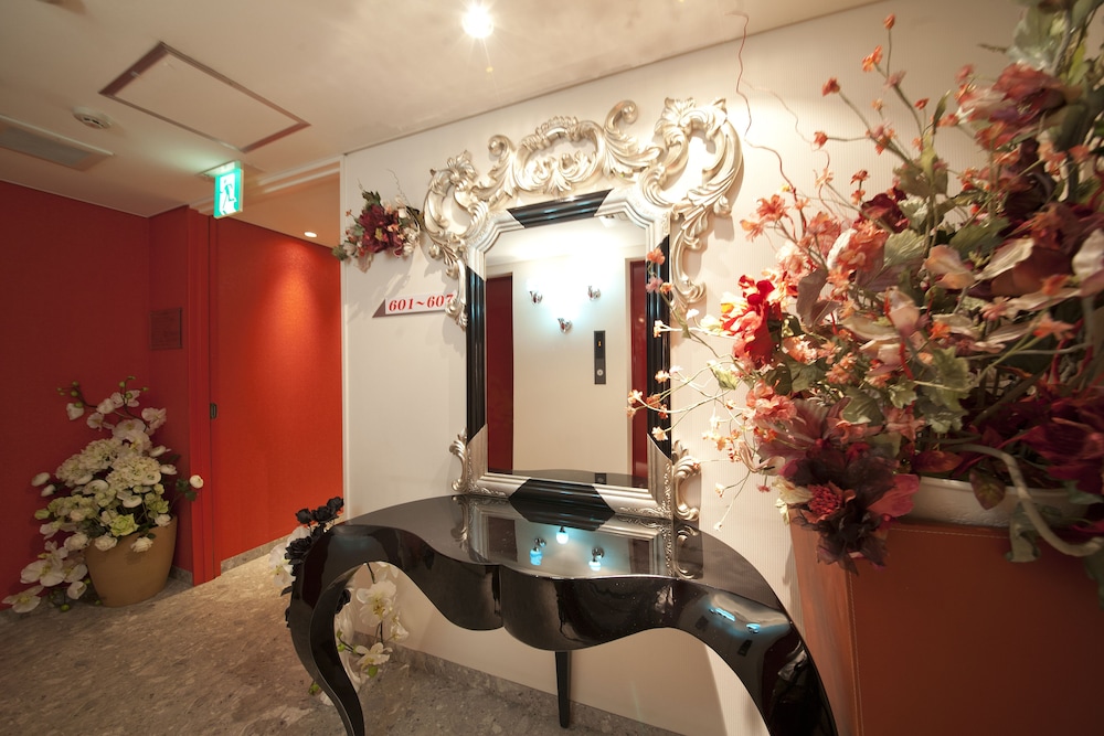 V Hotel - Adults Only 40/50