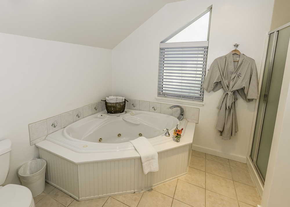 The Inn at Schoolhouse Creek 62/64