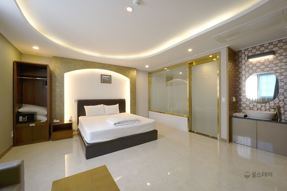 The King Hotel 22/50