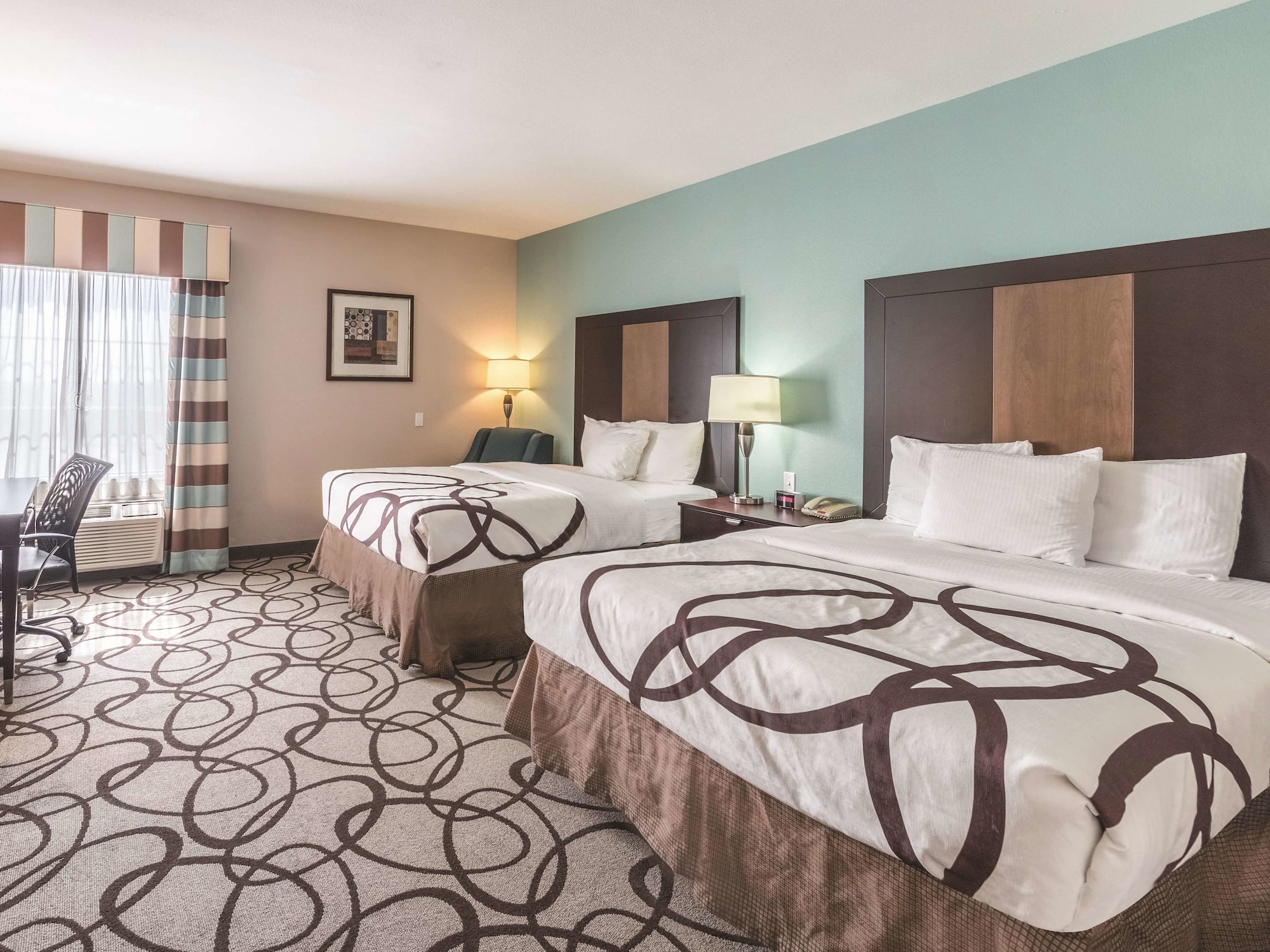 Room, 2 Queen Beds, Pool or Lake View